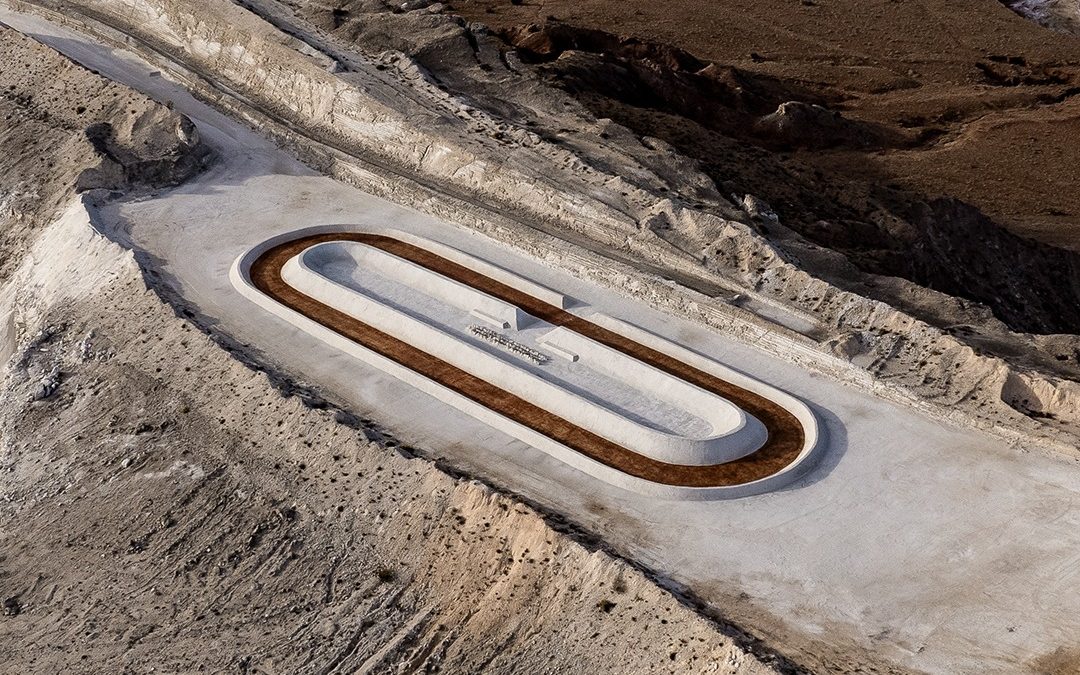 El paisaje como pasarela: Adidas transforma una mina de yeso en un monumento al running